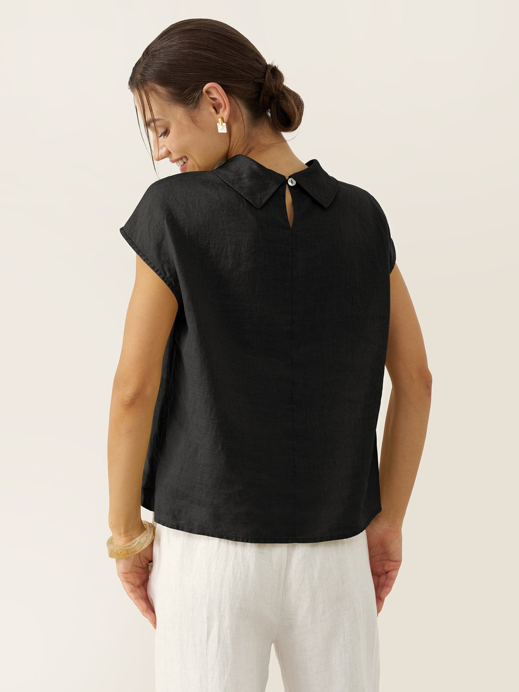 Top YVONNE de lino 100% con manga casquillo y cuello drapeado suave