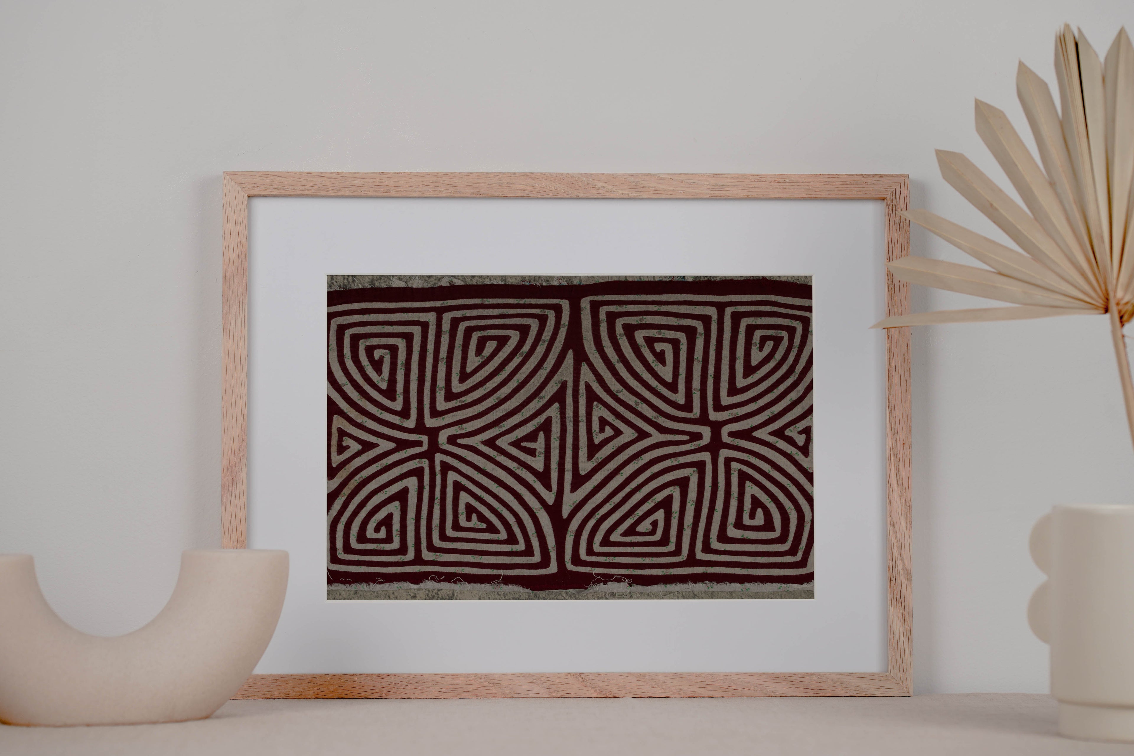 Vintage Burgundy And White Classic Design Mola