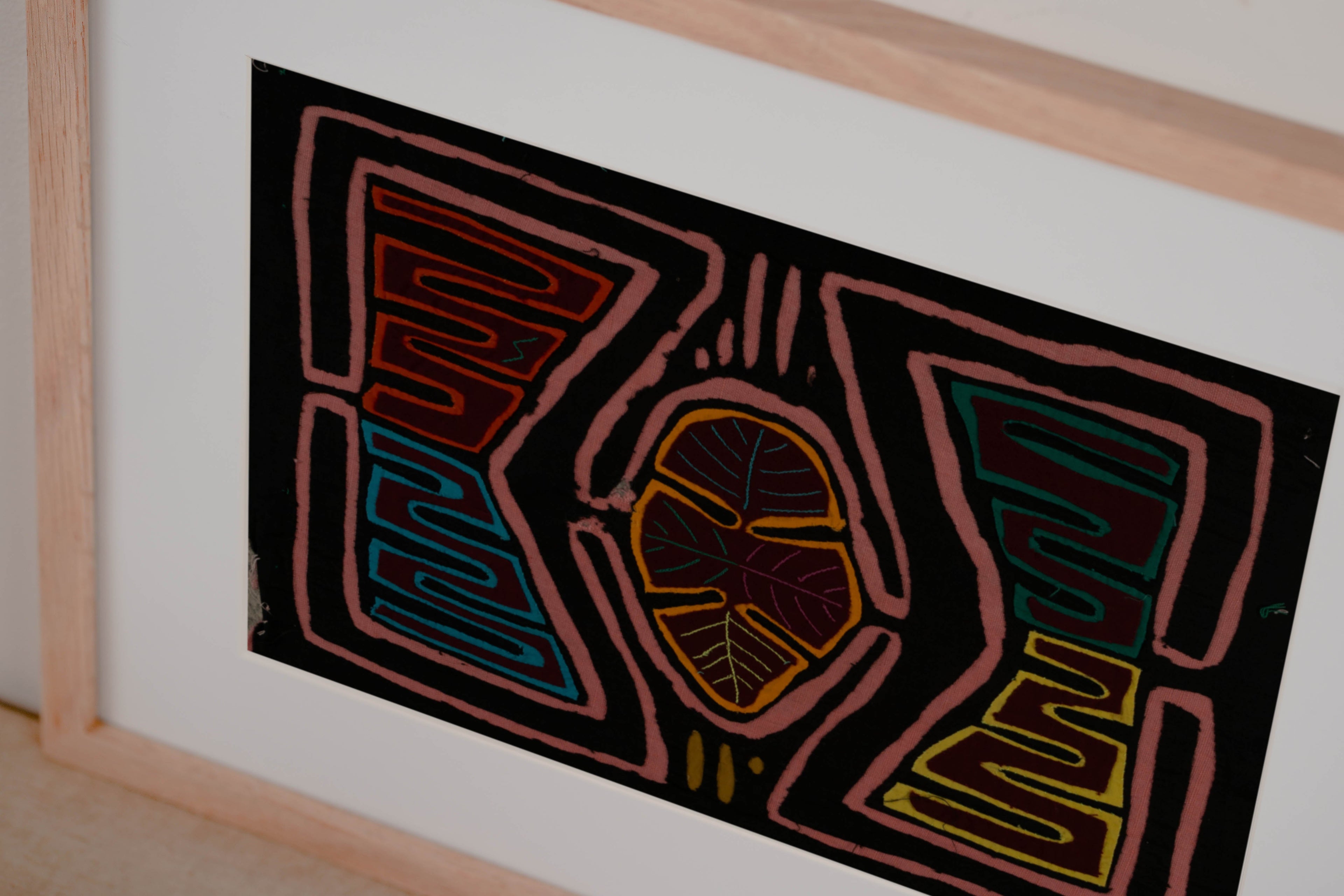 Black And Pink Damaged Classic Design Mola