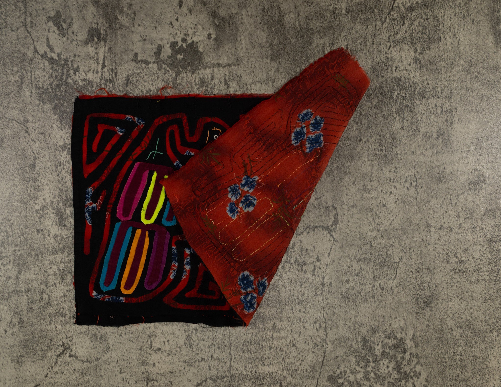 Vintage Black And Red Optical Illusion Frog Mola
