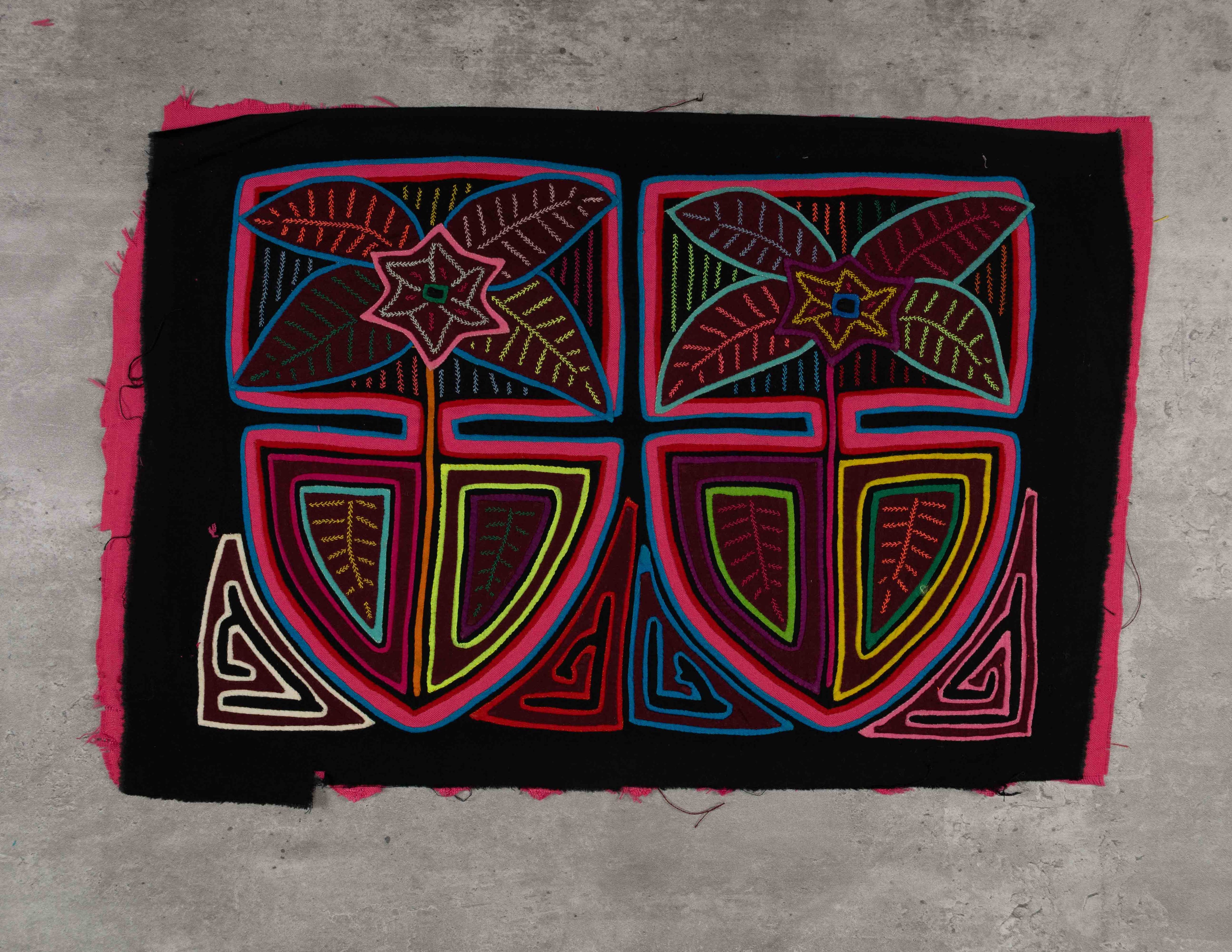 Black And Pink Flower Pot Mola