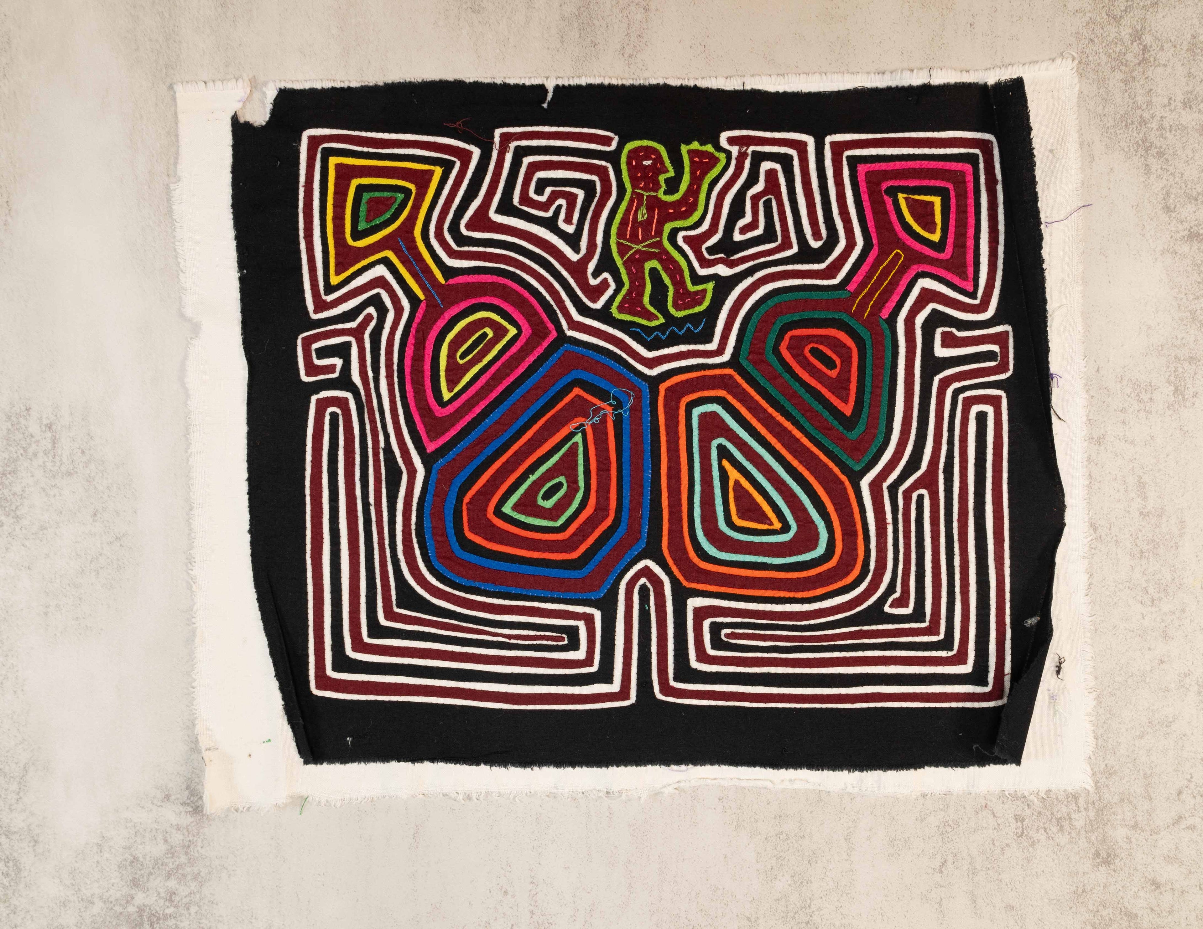 Black Burgundy And White Arrow Mola