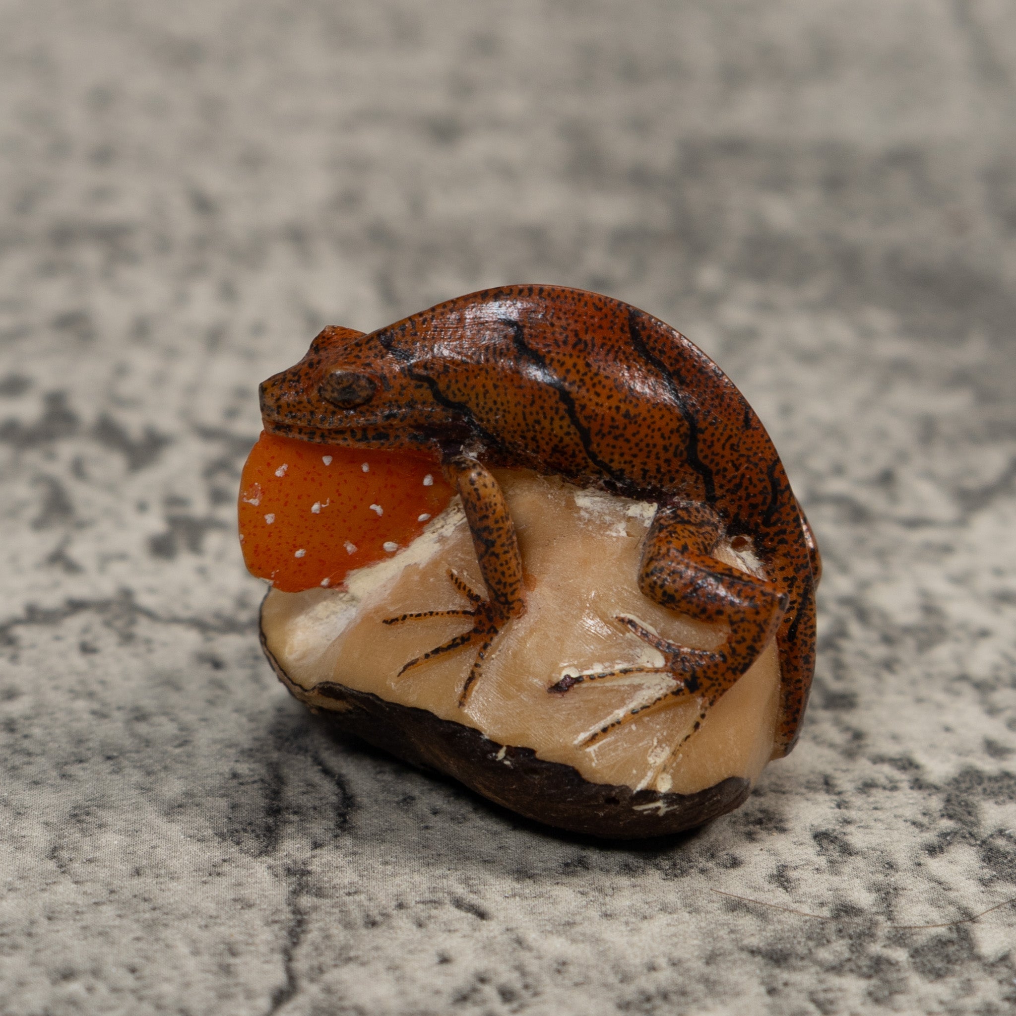 Gecko Lizard With Chin Flap Tagua Carving