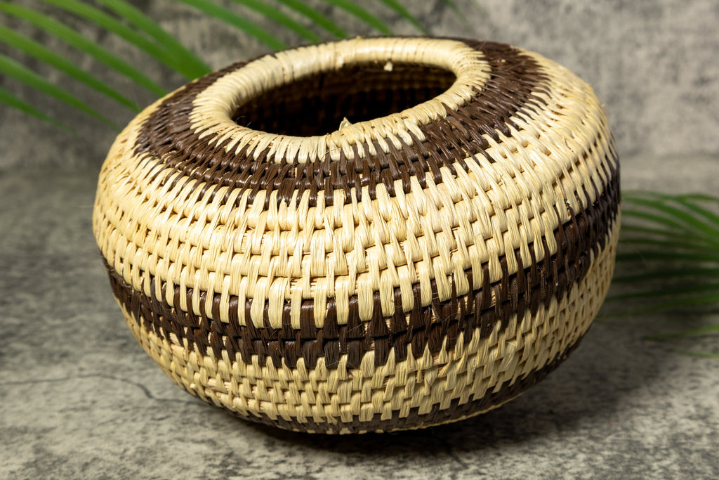 Round Black and White Traditional Vintage Basket