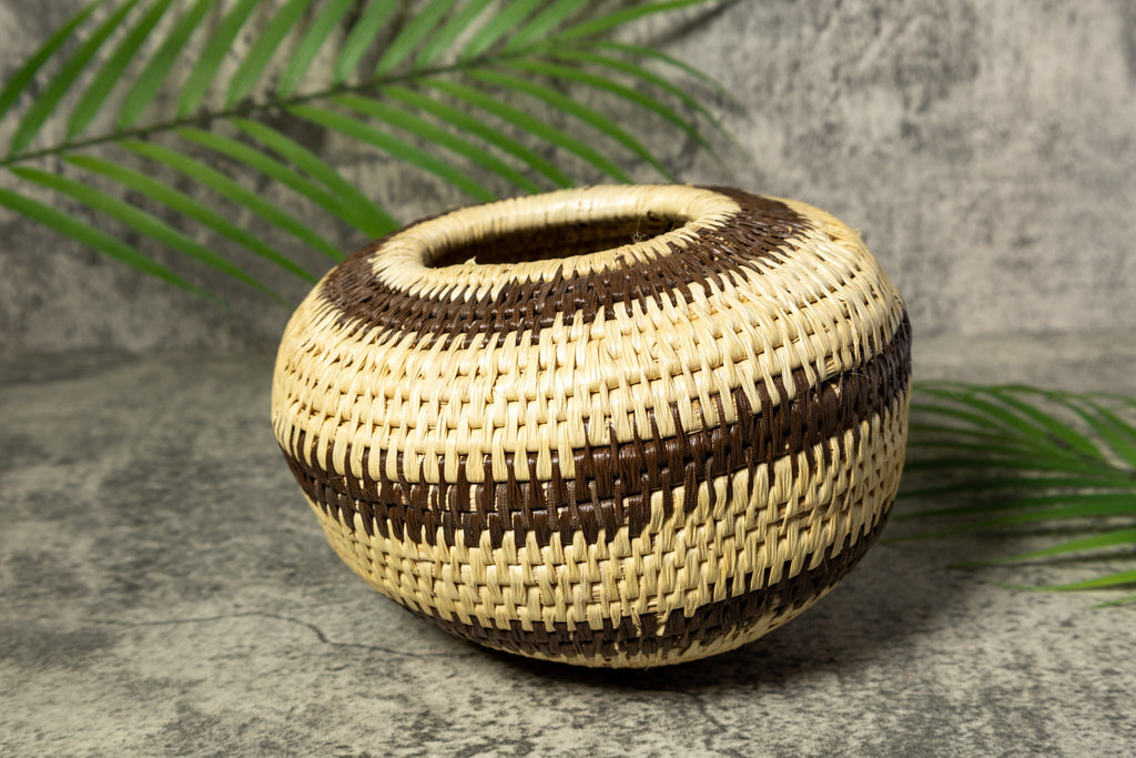 Round Black and White Traditional Vintage Basket