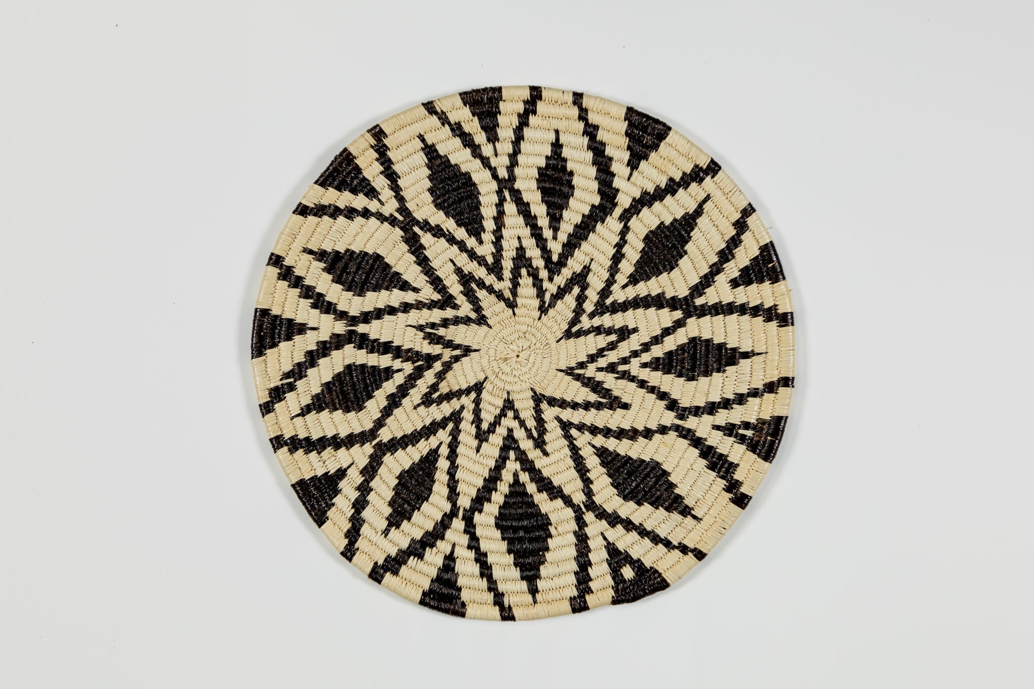 Black and White Diamond Array Basket Plate
