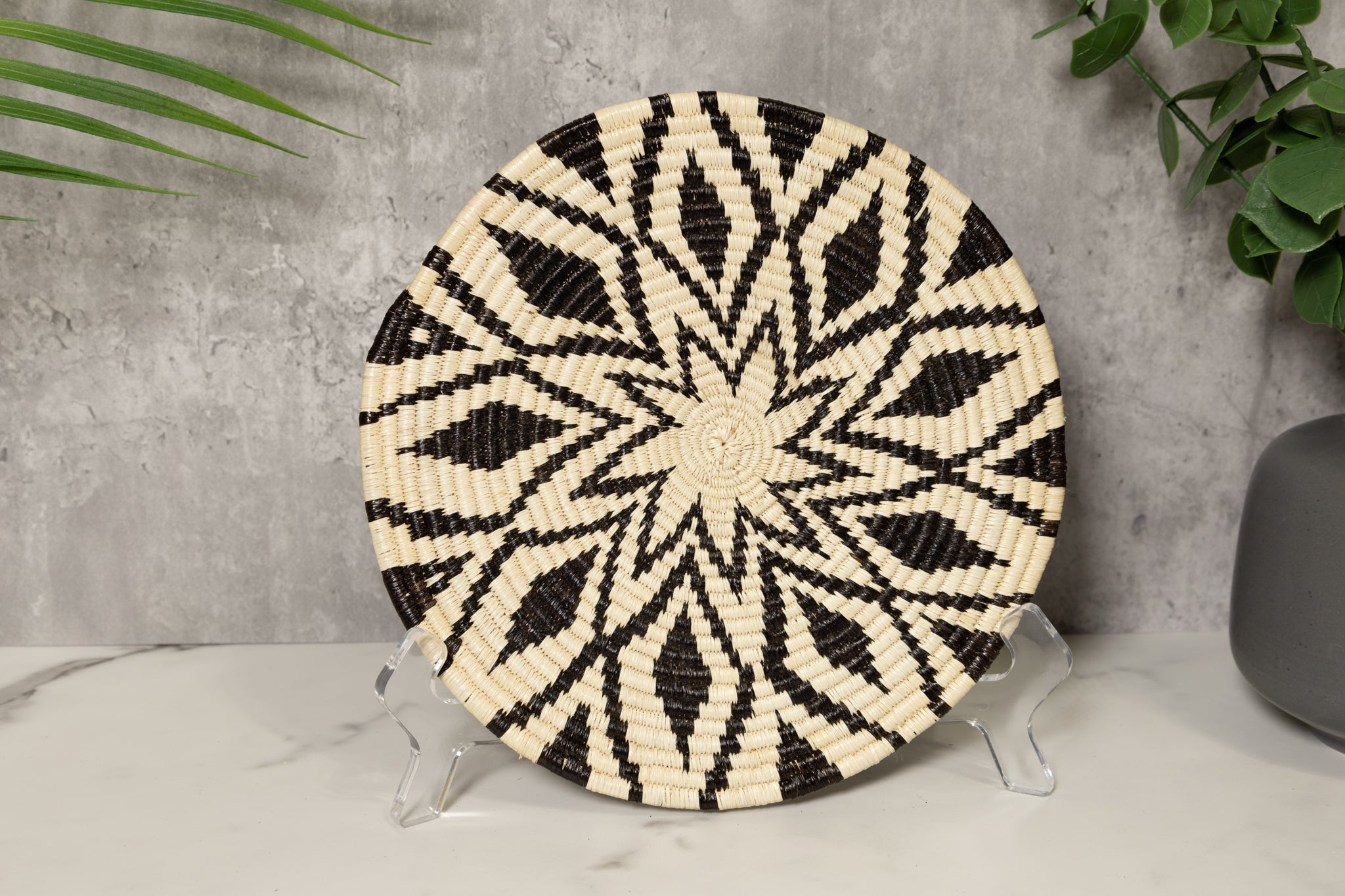 Black and White Diamond Array Basket Plate
