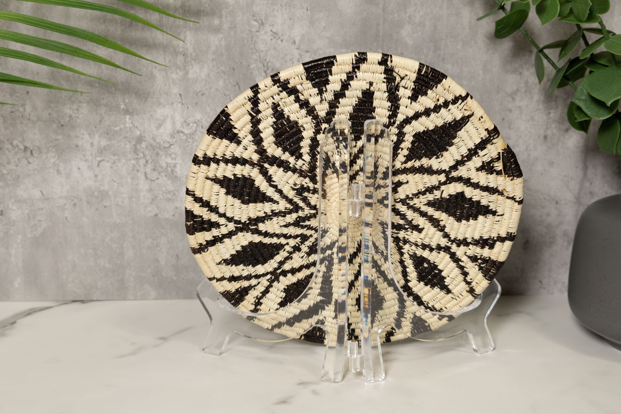 Black and White Diamond Array Basket Plate