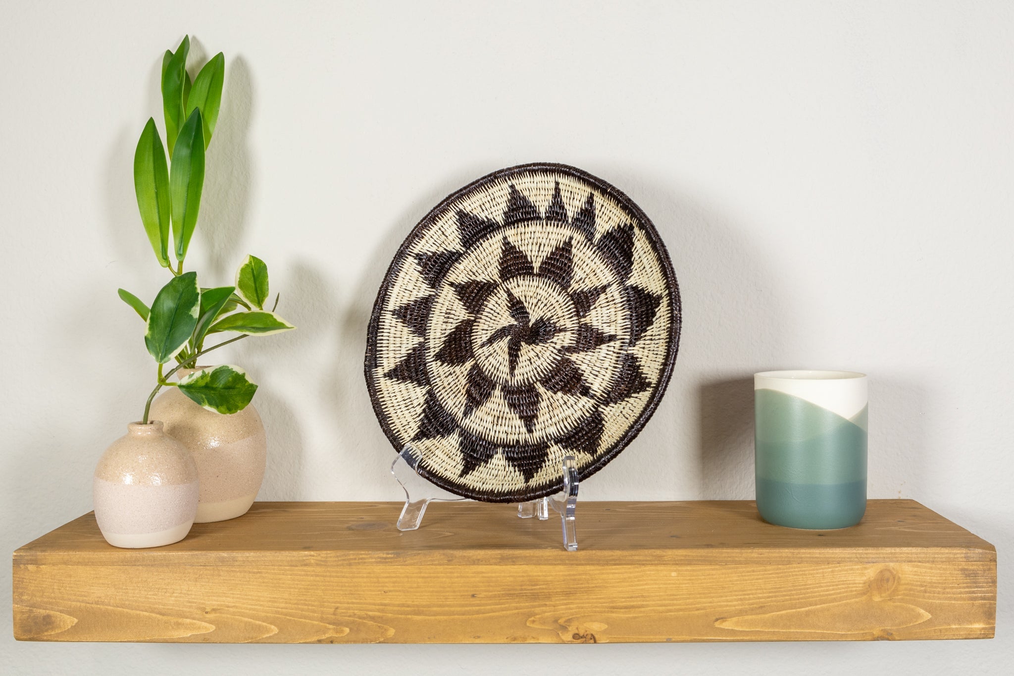 Black And White Diamond Point Basket Plate